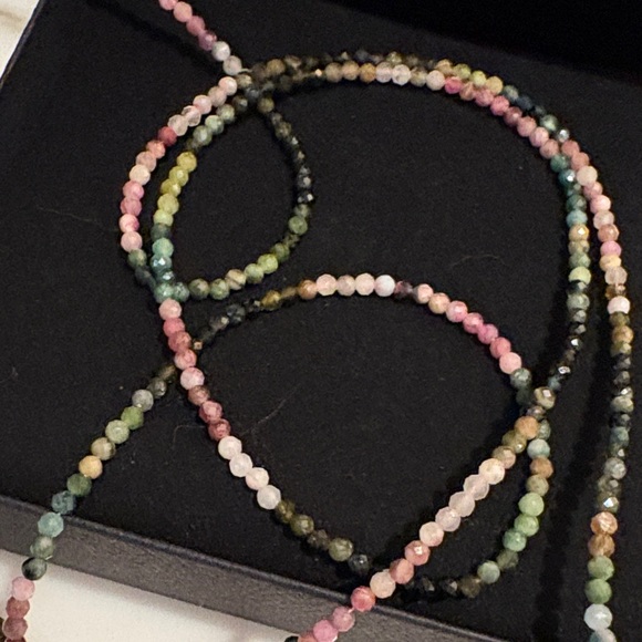 Elegant Multicolor Beaded Necklace with Pearls - Picture 3 of 4